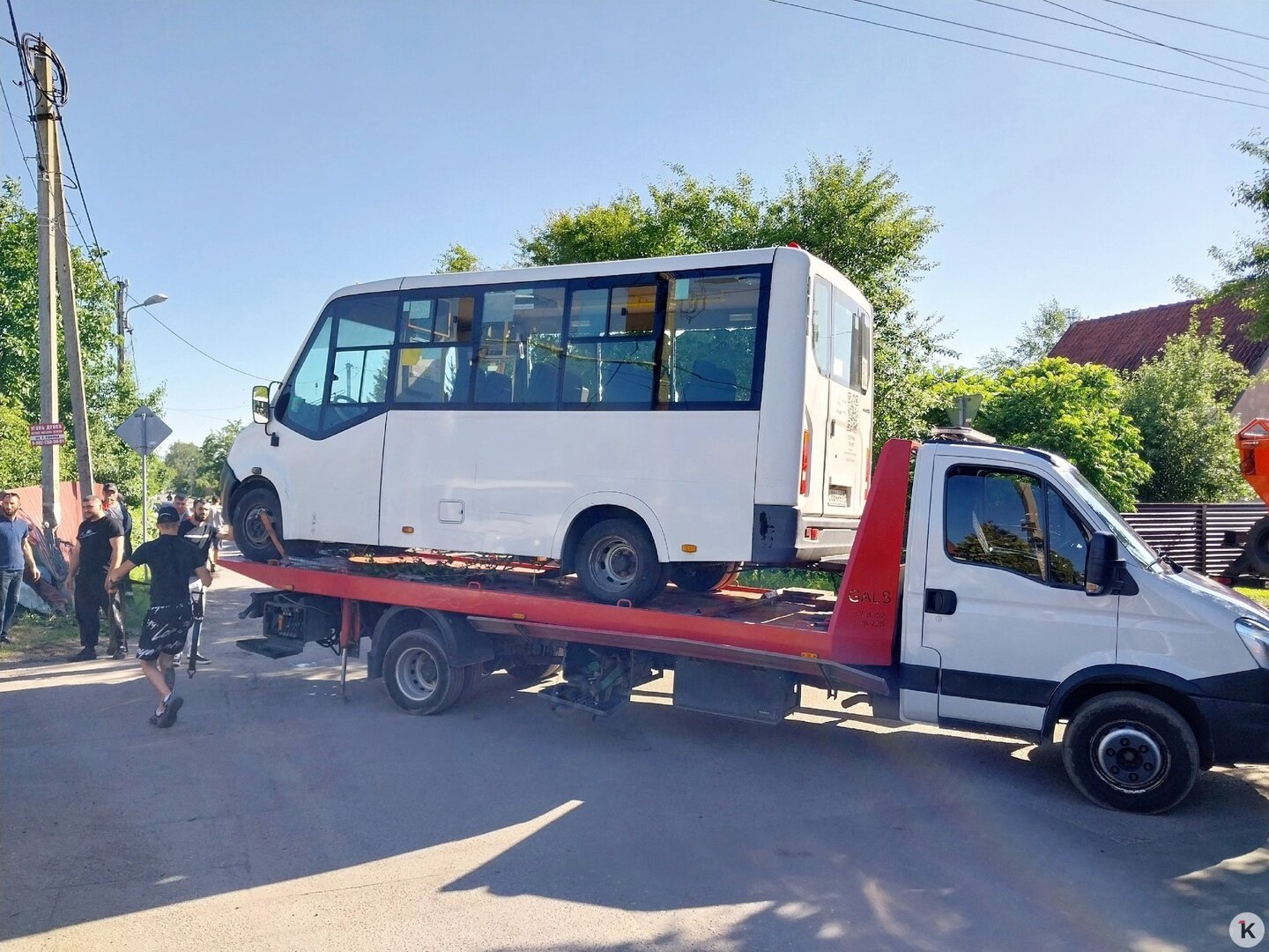 Угодившую в ДТП маршрутку на Айвазовского вытащили из кювета и погрузили на  эвакуатор (фото) - Новости Калининграда