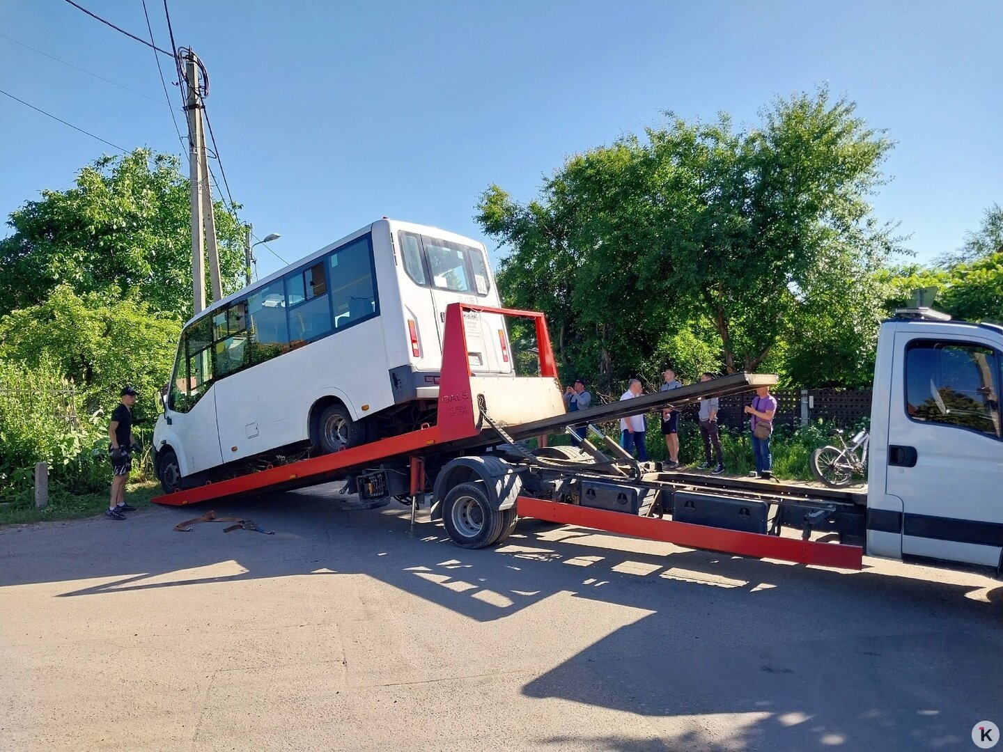 Угодившую в ДТП маршрутку на Айвазовского вытащили из кювета и погрузили на  эвакуатор (фото) - Новости Калининграда