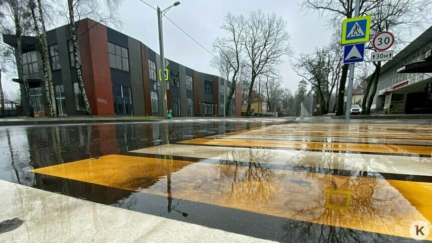 Вместо стоянок теперь тротуар, а во время дождей затапливает пешеходную тропинку | Фото: Александр Подгорчук / Архив «Клопс»