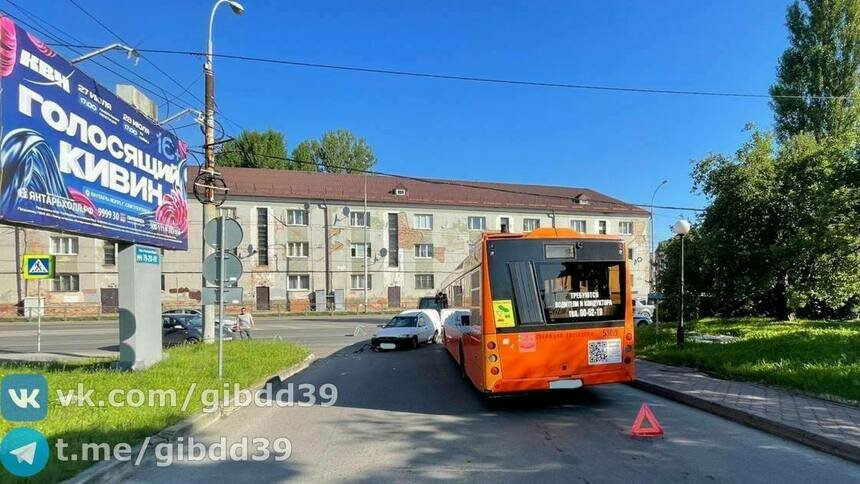 Не спешился на «зебре»: на Киевской легковушка сбила мужчину на электросамокате, которого затем отбросило на автобус - Новости Калининграда | Фото: ГАИ региона