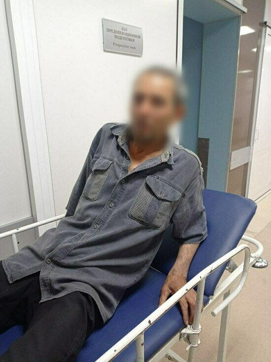 После задержания мужчину доставили с травмой ноги в БСМП | Фото: источник в экстренных службах региона