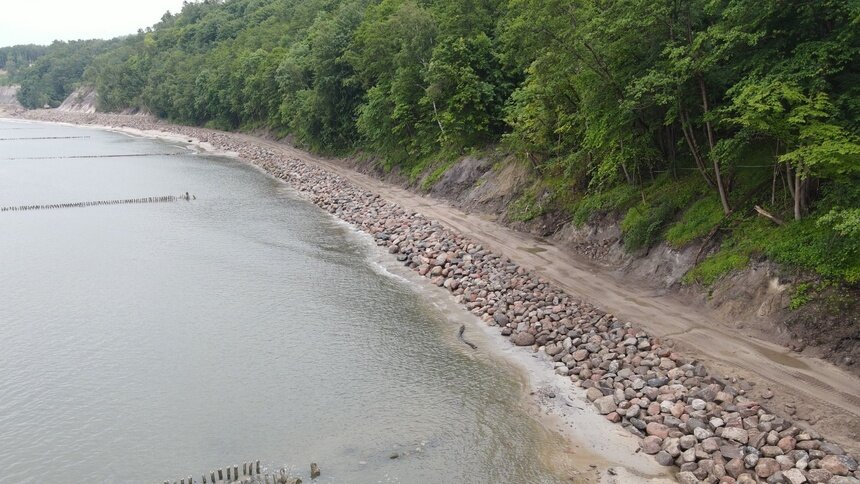 В 2025 году в Отрадном на море установят деревянный частокол, а через два года обещают намыть пляж шириной 70 метров - Новости Калининграда | Фото: ГБУ КО «Балтберегозащита»