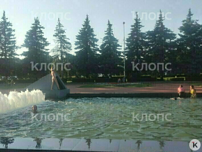 «Женщина, отстаньте!»: в Калининграде мамы купающихся в фонтане детей огрызнулись на замечание прохожей (фото)  - Новости Калининграда | Фото: «Клопс»