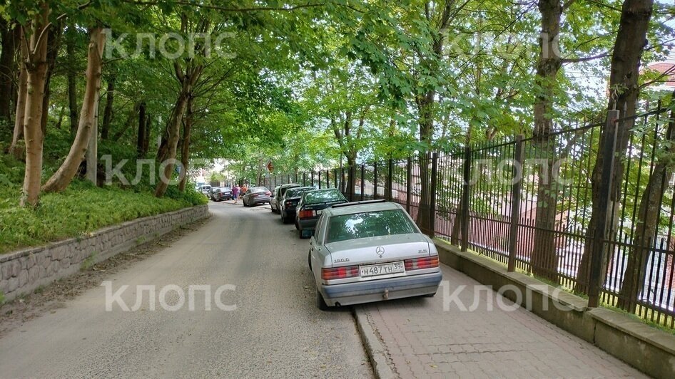 В центре Светлогорска машины заняли все тротуары, вытеснив прохожих (фото) - Новости Калининграда | Фото: «Клопс»