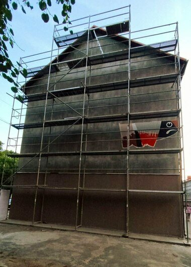 Готова на треть: как восстанавливают советскую мозаику на торце здания на Киевской (фото)  - Новости Калининграда | Фото: фонд капремонта Калининградской области