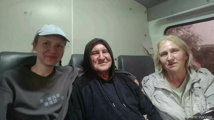 Калининградец, его дочь и жена поблагодарили всех, кто участвовал в поисках. | Скриншот видеозаписи ГУ МЧС по Калининградской области 