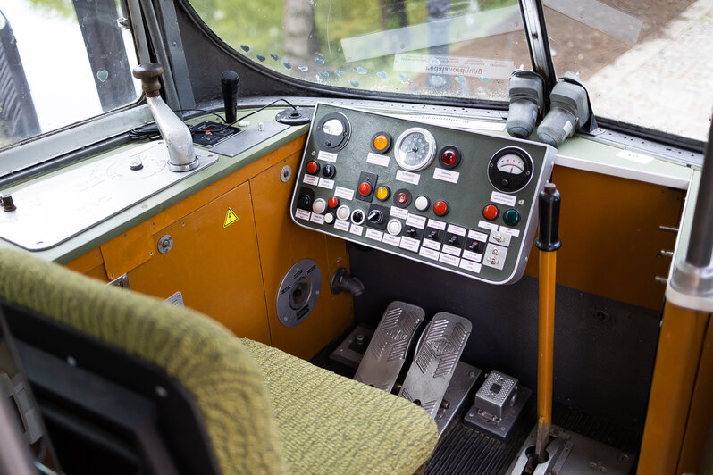 В кабине трамвая желающие могут понажимать на любые кнопки | Фото: Александр Подгорчук / «Клопс»