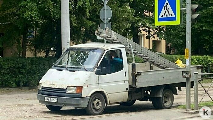 Сам себе гаишник: в центре Калининграда появилась новая «зебра», а дорожные знаки запутали водителей - Новости Калининграда | Фото читателя