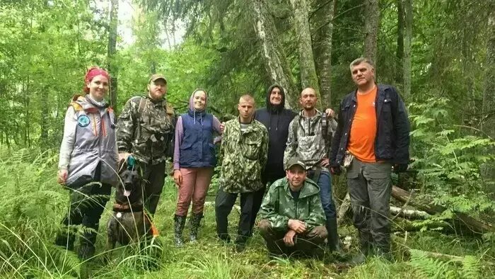 Сергей Витальевич (он в центре в чёрном) сфотографировался с волонтёрами, которые нашли его в лесу   | Фото: ПСО «Запад»