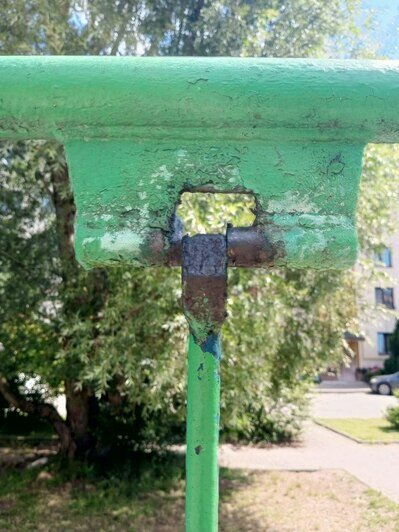 Калининградка считает, что старые качели во дворе дома опасны | Фото: Екатерина