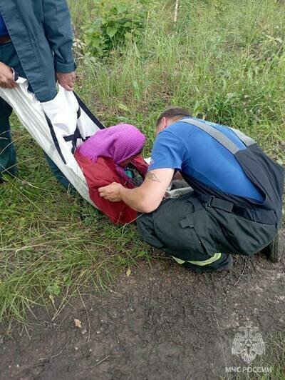 Спасатели доставили пенсионерку к машине скорой помощи  | Фото: ГУ МЧС по Калининградской области 