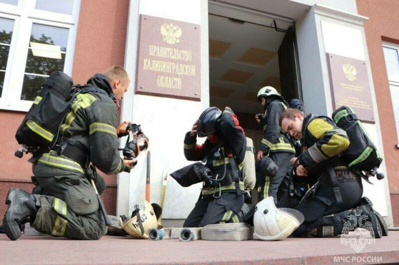 В Калининграде эвакуировали людей из «горящего» здания правительства области, оставив в гардеробе статиста - Новости Калининграда | Фото: МЧС региона