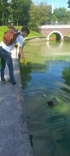 Экологи взяли пробы воды для проведения анализов | Фото: Елена Ежова