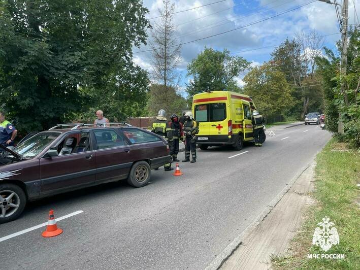 В Чкаловске водитель автобуса потерял сознание за рулём и врезался в легковушку (фото) - Новости Калининграда | Фото: пресс-служба Главного управления МЧС России по Калининградской области