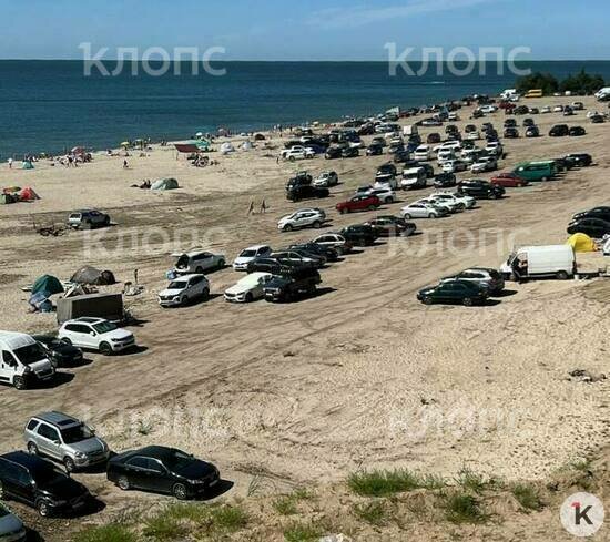 Пляж превратился в оживлённую парковку | Фото: очевидец 