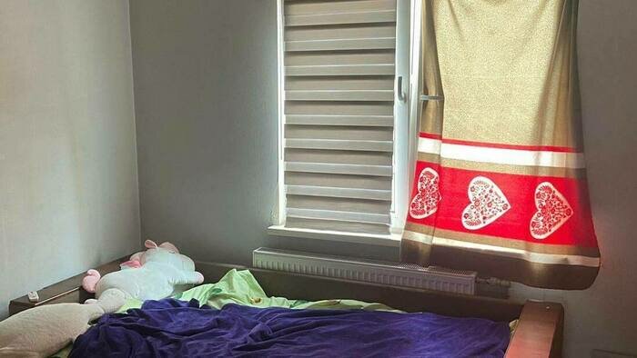 Ребёнок залез на окно с кровати  | Фото: Прокуратура Калининградской области