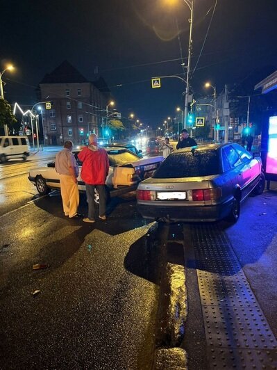 Капот гармошкой и смятый багажник: в Калининграде ночью две Audi влетели в остановку рядом с отделением ГАИ (фото) - Новости Калининграда | Фото очевидцев