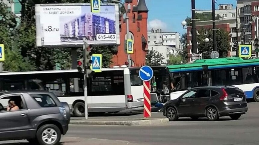 В Калининграде на съезде с Острова столкнулись два автобуса, движение заблокировано - Новости Калининграда | Фото: Сообщество автомобилистов Калининграда и области &quot;ВКонтакте&quot;