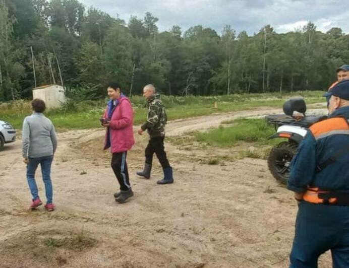 В Гвардейском районе благодаря стрелкам, указывающим выход из леса, нашли троих грибников - Новости Калининграда | Фото: МЧС региона