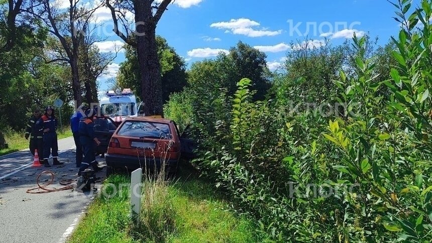 Спасатели вытаскивают водителя из машины | Фото: очевидец 