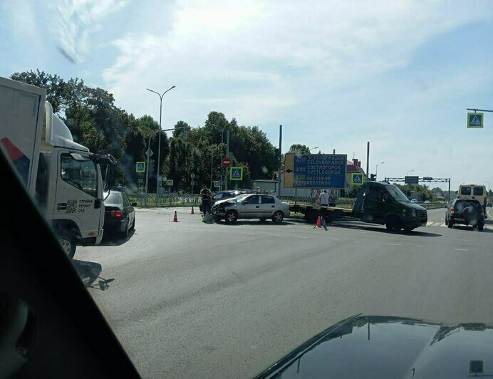 На пересечении Моспроспекта и Покрышкина столкнулись две легковушки, на место приехала пожарная - Новости Калининграда