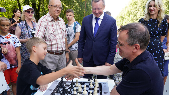 На острове Канта открылся уличный Шахматный клуб  - Новости Калининграда | Фото: пресс-служба правительства Калининградской области