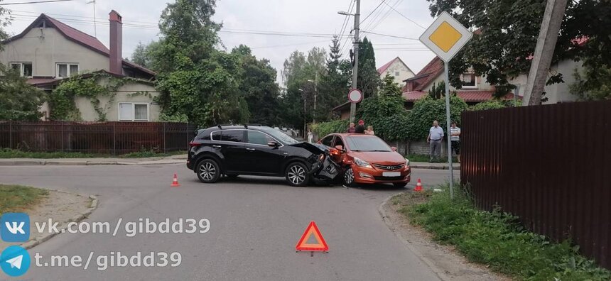 В Калининграде две легковушки не поделили перекрёсток, есть пострадавший  - Новости Калининграда | ГАИ Калининградской области 