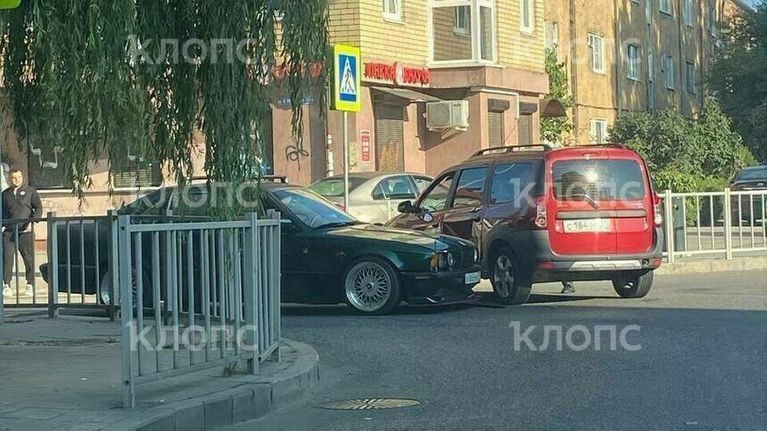 В Калининграде на Автомобильной водители не поделили дорогу, объехать ДТП можно только по тротуару - Новости Калининграда | Фото очевидцев