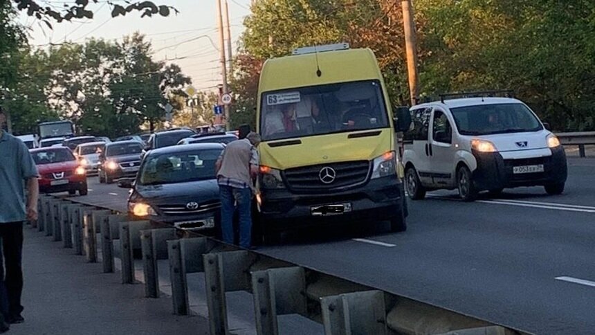 В Калининграде на Киевской пассажиры маршрутки оказались заблокированы в салоне после столкновения с легковушкой - Новости Калининграда | Фото очевидцев