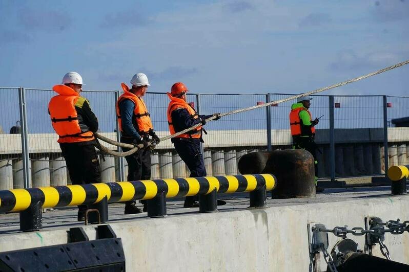 Причал морского терминала в Пионерском принял первый паром (фото, видео) - Новости Калининграда | Фото: телеграм-канал Алексея Беспрозванных