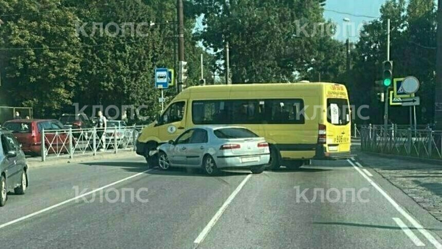 В Борисово маршрутка столкнулась с легковушкой, машины перегородили дорогу - Новости Калининграда | Фото: очевидец