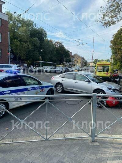 На Советском проспекте легковушка столкнулась с мотоциклом (фото, обновлено) - Новости Калининграда | Фото: очевидец