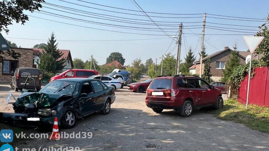 На окраине Калининграда две машины не поделили улицу, одного из водителей увезли в больницу - Новости Калининграда | Фото: ГАИ Калининградской области 