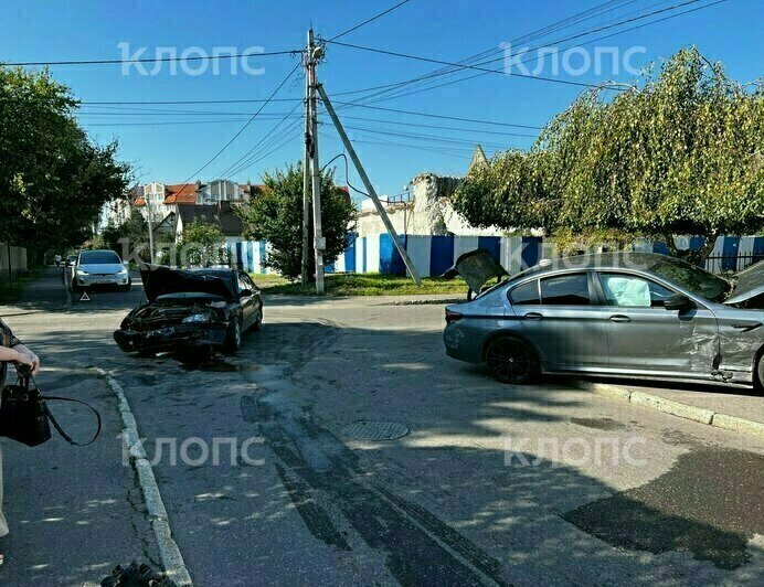 В Калининграде на улице Глинки две легковушки не поделили дорогу (фото) - Новости Калининграда | Фото: очевидец