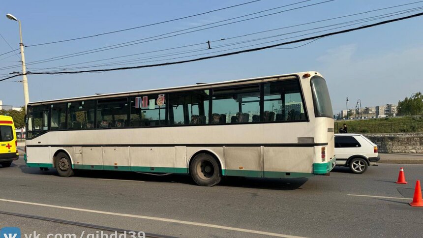 Пожилой пассажир упал и получил травмы в автобусе, который резко затормозил на Ленинском проспекте - Новости Калининграда | Фото: ГАИ Калининградской области 