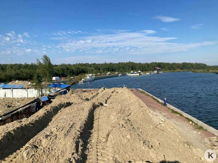 В Зеленоградске снесли фундамент недостроенной марины на Тростянке (фото, видео)  - Новости Калининграда | Фото: «Клопс»