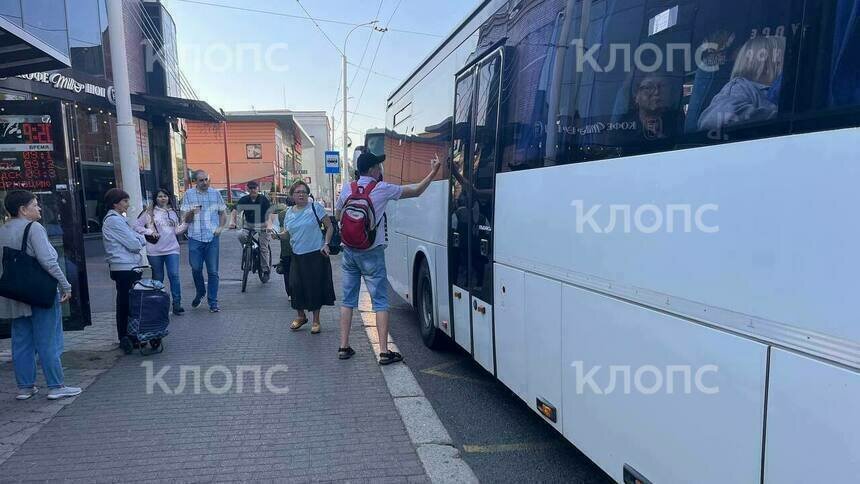 «Кондуктор выбросила очки на улицу, а водитель закрыл дверь»: в Калининграде из автобуса выгнали пассажира (фото) - Новости Калининграда | Фото очевидца