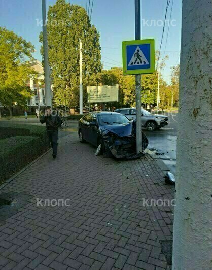 На пересечении Брамса и проспекта Мира легковушка влетела в столб (фото) - Новости Калининграда | Фото: очевидец