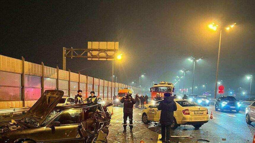 Таксист не рассчитал дистанцию и врезался в сломавшуюся Audi: стали ...