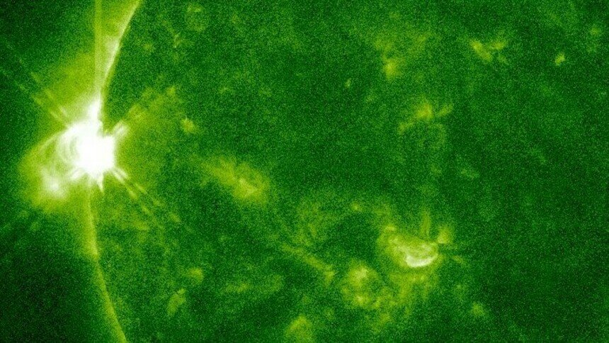 Изображение космического телескопа AIA в спектральной линии 9.4 нм | Фото: сайт Лаборатории рентгеновской астрономии Солнца Физического института РАН