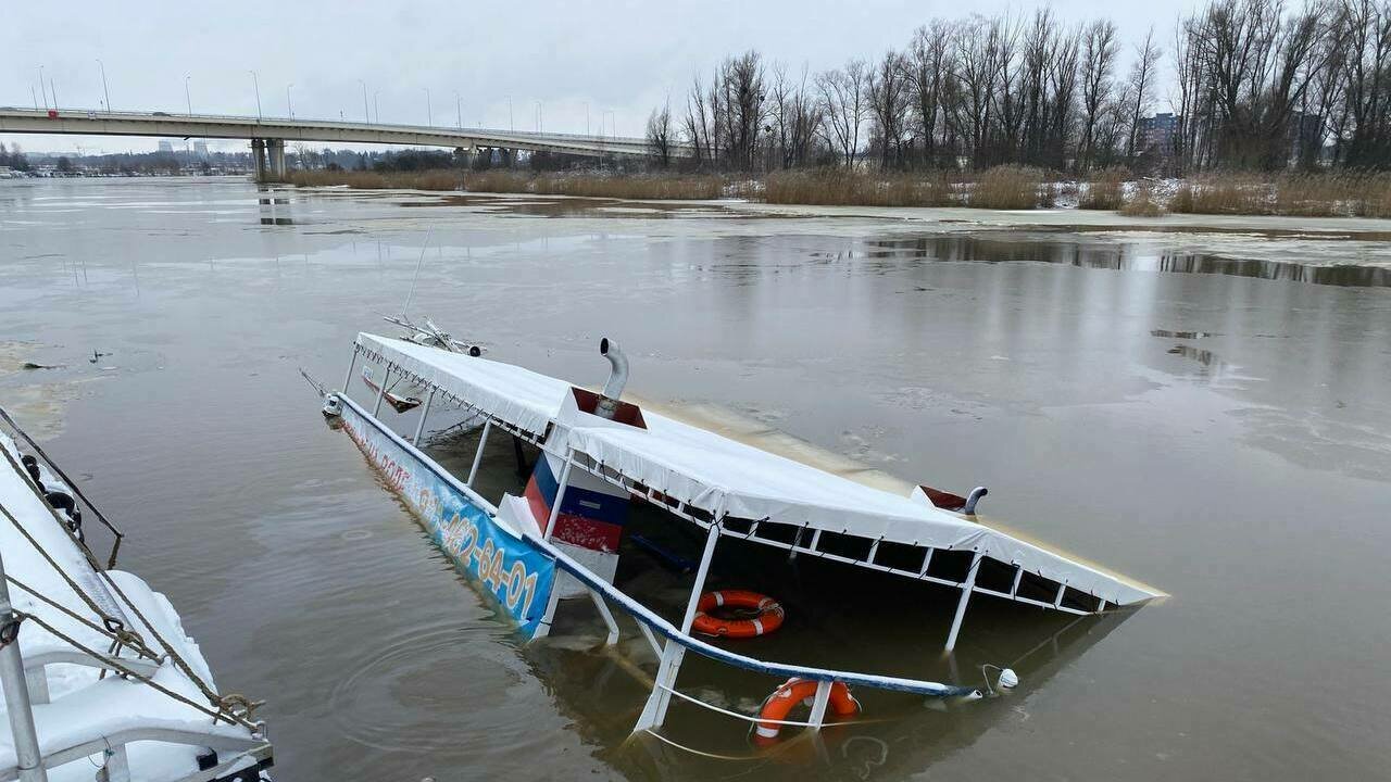 На затонувшем в Калининграде теплоходе «Нева» не было команды или  пассажиров: стали известны подробности ЧП (фото) - Новости Калининграда