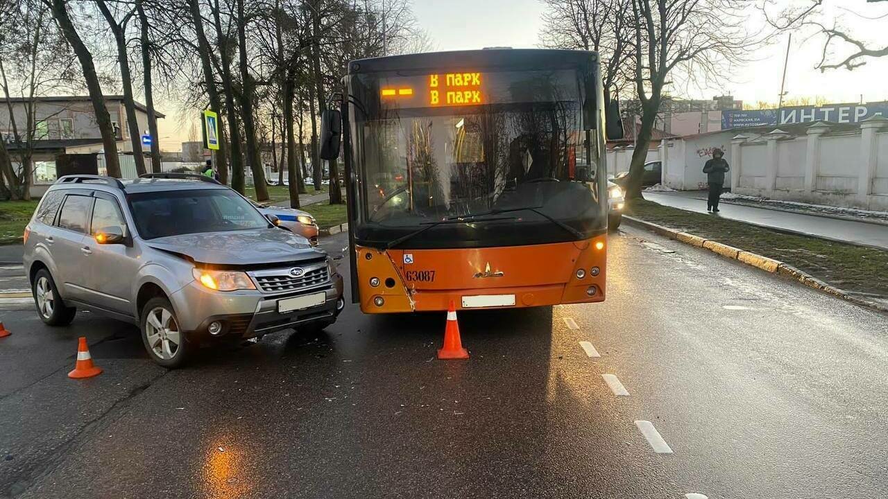 На Сибирякова машина врезалась в автобус, пострадала женщина - Новости  Калининграда