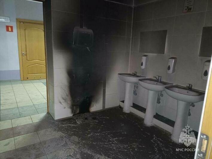 Прокоптился туалет: в МЧС показали последствия пожара в калининградской гимназии №40 (фото) - Новости Калининграда | Фото: МЧС региона