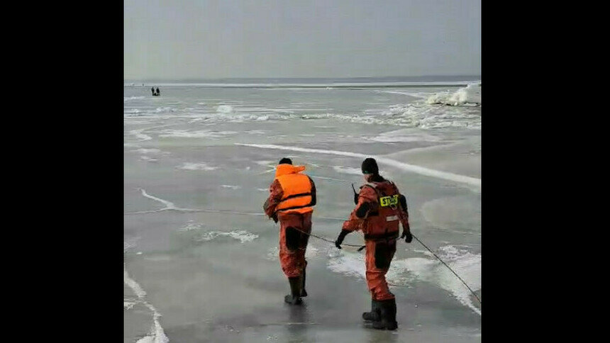 В Калининградском заливе со льдины сняли 4 польских рыбаков (фото) - Новости Калининграда | Фото: Морской отдел пограничной стражи Польши