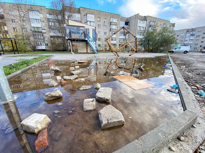 Площадка была не огорожена, а вместо мягкого покрытия — бетон | Фото: Александр Подгорчук / «Клопс»