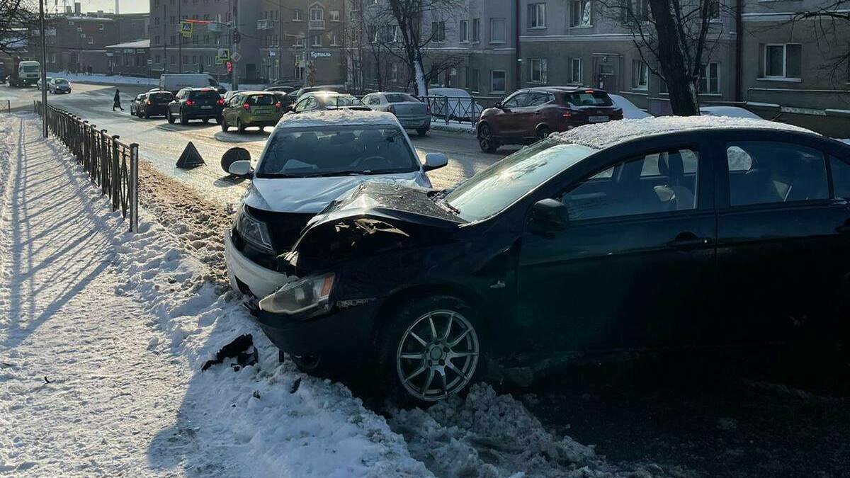 На Железнодорожной непослушный автомобиль выскочил на встречку и врезался в  другую машину - Новости Калининграда