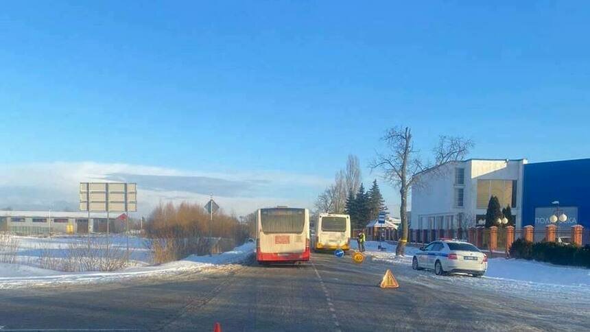В Калининграде на улице Энергетиков резко затормозил автобус, кондуктор ...