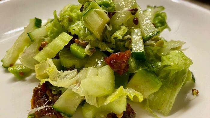 Злёный салат с пророщенными семенами дайкона и вяленными томатами  | Фото: «Клопс»