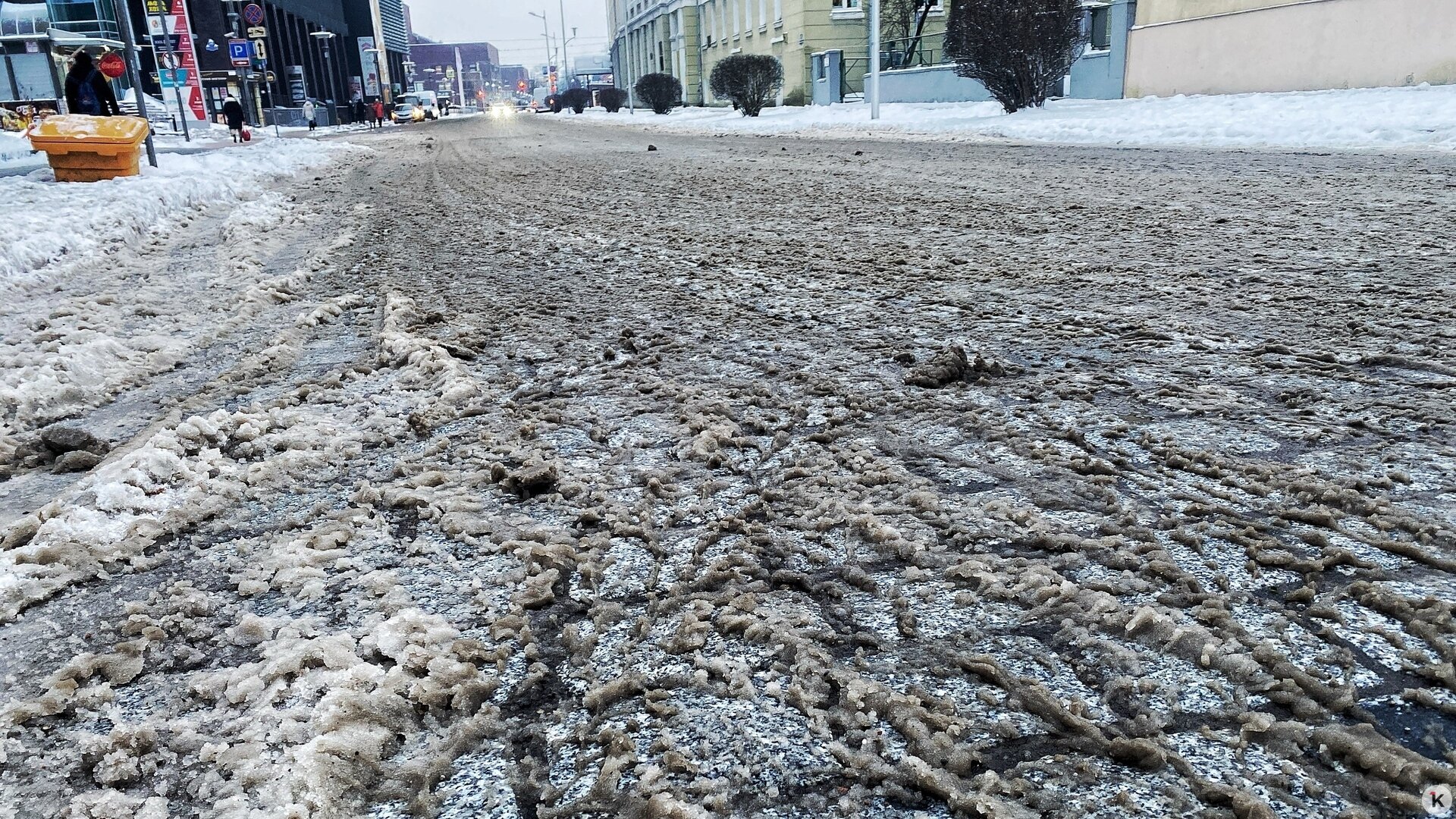 Сам себе гаишник: калининградец нашёл ещё одно преимущество брусчатки,  разъезжая по заснеженному городу - Новости Калининграда