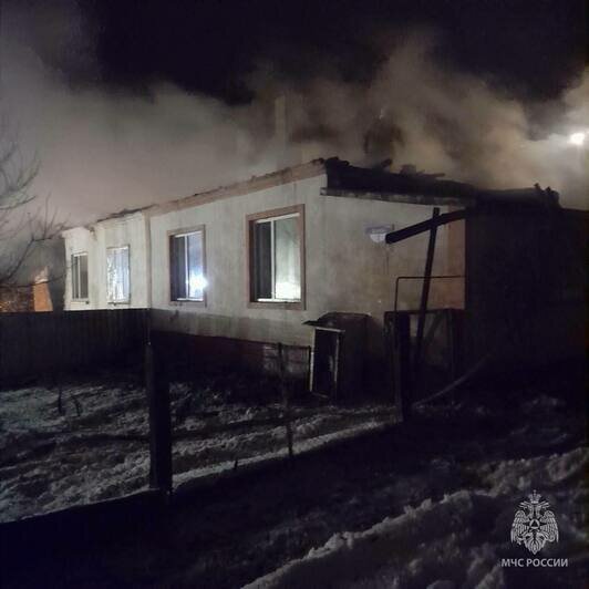 В посёлке Юдино загорелся жилой дом, пожарные эвакуировали 10 человек (фото) - Новости Калининграда | Фото: пресс-служба МЧС региона